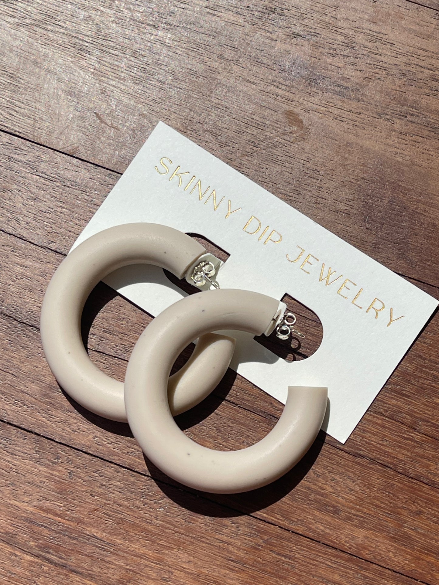 Skinny Dip Jewelry CHUNKY HOOPS in SPECKLED OAT
