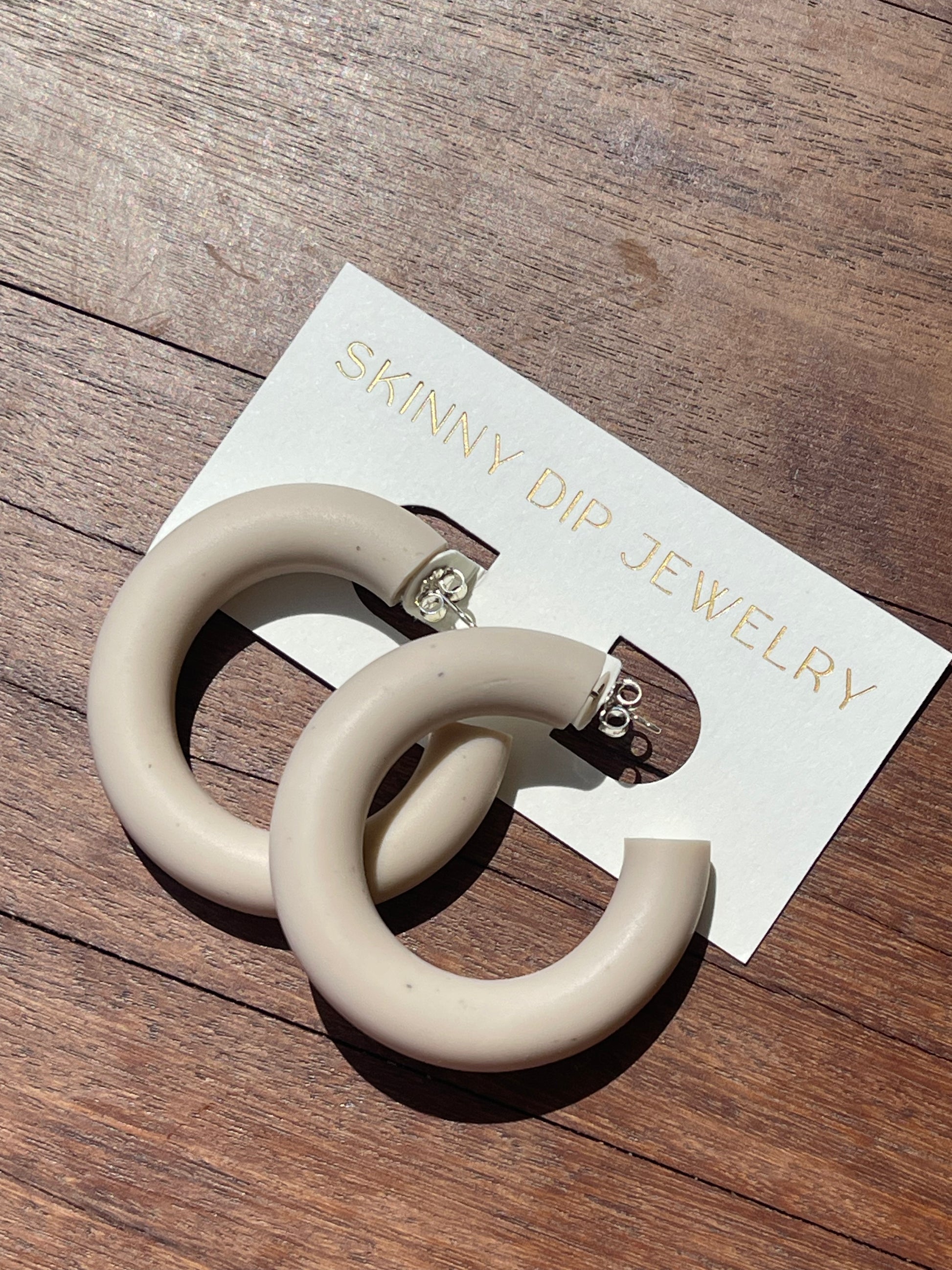 Skinny Dip Jewelry CHUNKY HOOPS in SPECKLED OAT