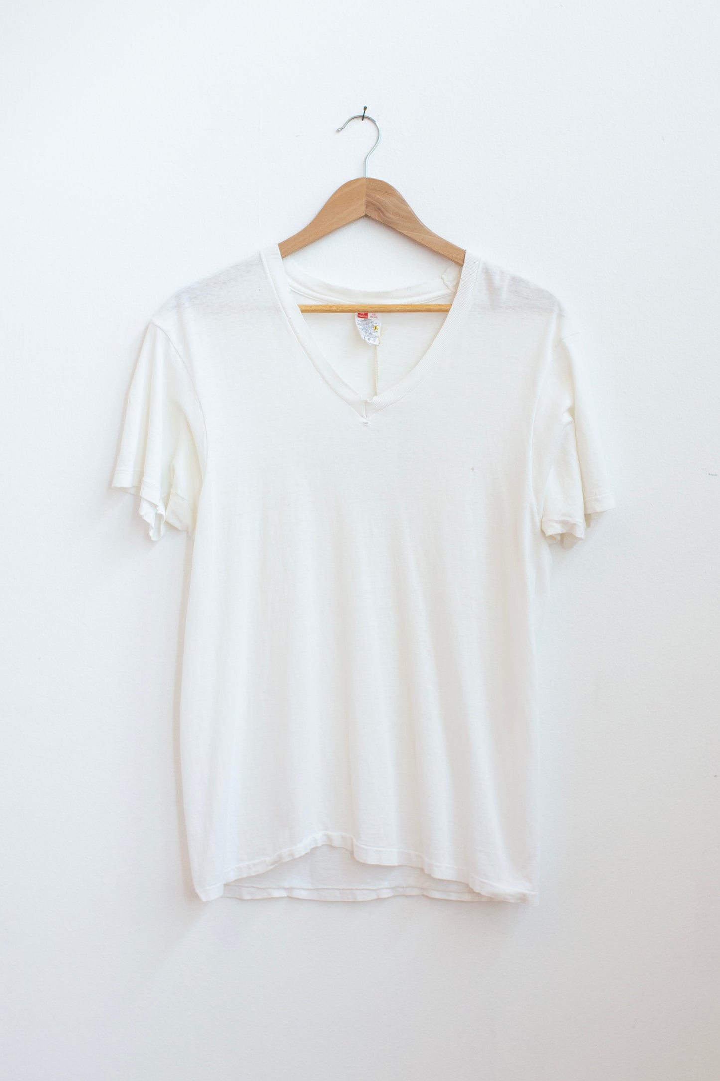 Vintage White V-Neck - M