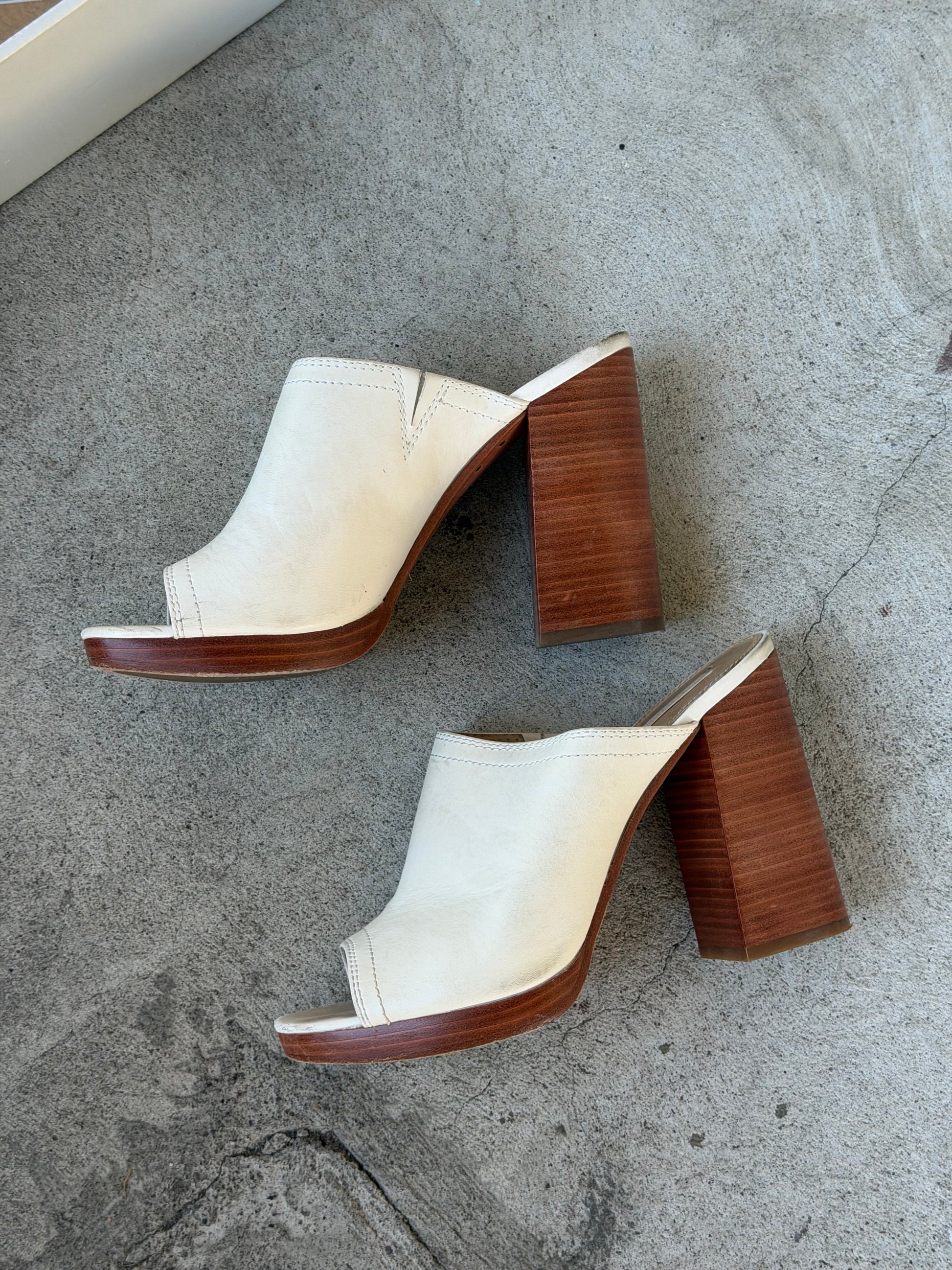 Pre-loved Frye Karissa Mule in WHITE - Women’s 9